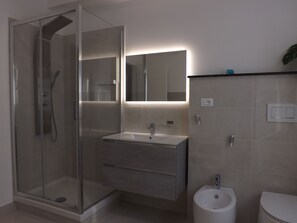 Douche, sèche-cheveux, bidet, serviettes fournies