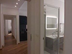 Shower, hair dryer, bidet, towels