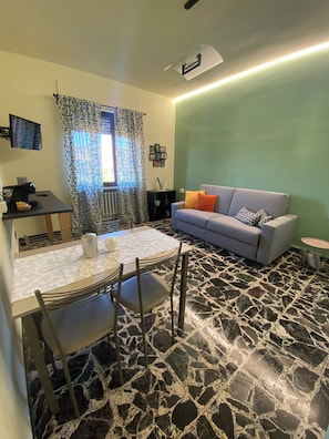 Living area - House in Alba 5 minutes walk from downtown, quiet area with services. (Alba)