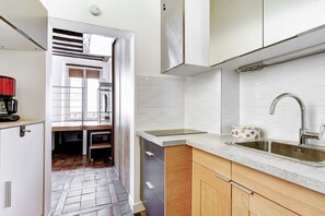 Kjøleskap, mikrobølgeovn, ovn og kokeplater