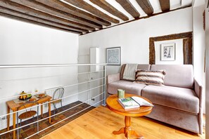 TV, offices - Charming Studio in Le Marais - Sleeps 4 (Paris)