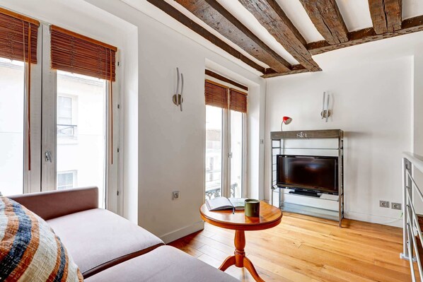 Televisión y oficina 