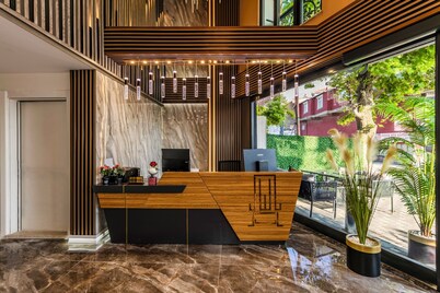 Airport Waves Hotel 