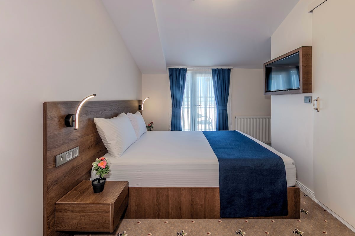 Chambre Double Confort | Literie de qualité supérieure, minibar, bureau