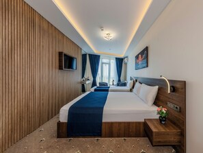 Phòng 3 Deluxe, quang cảnh thành phố | Bộ đồ giường cao cấp, minibar, bàn 