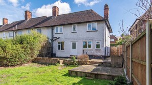 A two-story house with a garden, a wooden fence, and a brick chimney. - Kneeton Vale (Nottingham)
