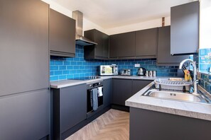 House, 4 Bedrooms | Private kitchen | Full-size fridge, microwave, oven, stovetop - Kneeton Vale (Nottingham)