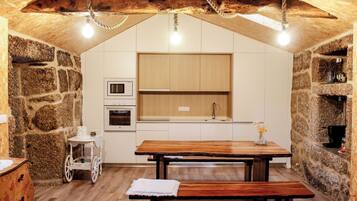 Casa familiar, vista al jardín | Cocina privada | Cafetera de espresso, tostadora, artículos de limpieza y congelador