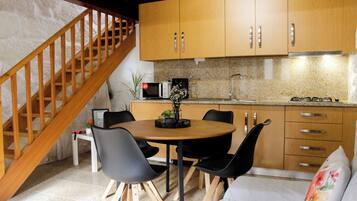 Maison, balcon, vue jardin | Cuisine privée | Machine à expresso, grille-pain, nécessaire de nettoyage, congélateur