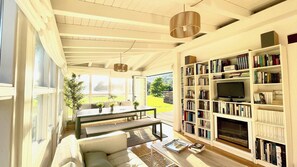 Télévision, cheminée, espaces bureaux