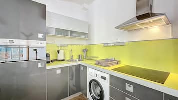 Fridge, oven, dishwasher, coffee/tea maker