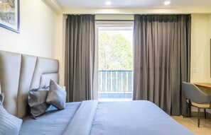Studio, City View | Peti besi dalam bilik, meja, ruang kerja komputer riba 