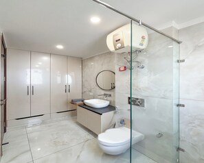 Studio, byutsikt | Bad | Dusj, toalettartikler (inkludert), tøfler og håndklær