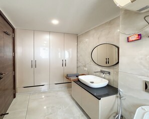 스튜디오, 시내 전망 | 욕실 | 샤워 시설, 무료 세면용품, 슬리퍼, 타월