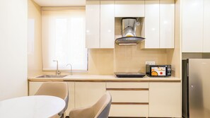 스튜디오, 시내 전망 | 전용 간이 주방 | 냉장고, 전자레인지, 오븐, 식기 세척기