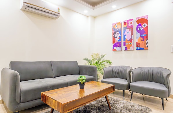 Estudio, vista a la ciudad | Área de sala de estar