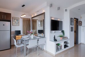 Dining - Herzlia Pituah apartment with Pool, by the Acadia Beach! (Herzliya)
