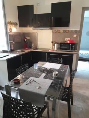 Kühlschrank, Mikrowelle, Herdplatte, Wasserkocher mit Kaffee-/Teezubehör