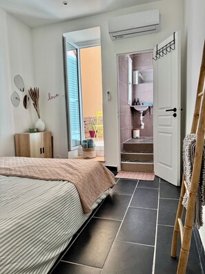1 habitación, tabla de planchar con plancha, wifi y ropa de cama 