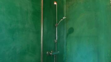 Haartrockner, Bidet, Handtücher, Seife