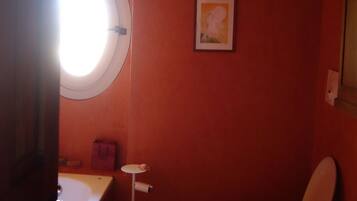 Haartrockner, Bidet, Handtücher, Seife