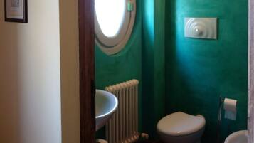 Haartrockner, Bidet, Handtücher, Seife