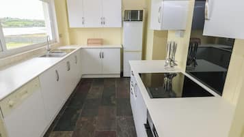 Dishwasher, cookware/dishes/utensils