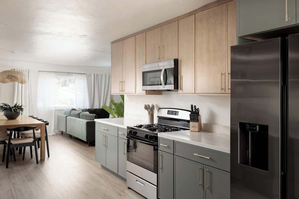 Kjøleskap, mikrobølgeovn, ovn og kokeplater