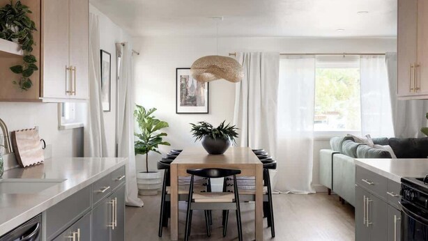 A modern kitchen with a dining area, featuring a wooden table, chairs, and a hanging light fixture. - Pool & Palmz|Hot Tub|Fire Pit|Chefs Kitchen|6 beds (San Diego)