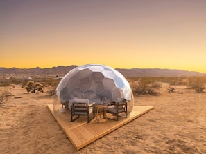 Outdoor dining - Desert Wonder | Spa | Gorgeous Views | Stargazing (Joshua Tree)