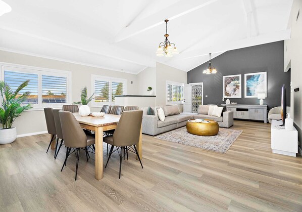 TV, video games, offices - Shellharbour Poolside Escape (Shellharbour)