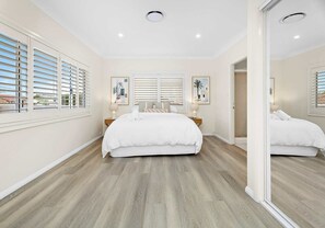 4 bedrooms, iron/ironing board, WiFi, bed sheets - Shellharbour Poolside Escape (Shellharbour)