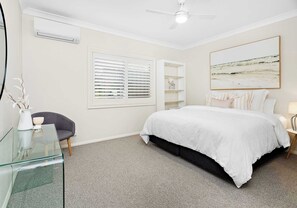 4 bedrooms, iron/ironing board, WiFi, bed sheets