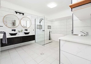 Shower, hair dryer, towels - Shellharbour Poolside Escape (Shellharbour)