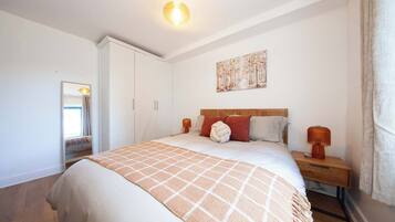 2 bedrooms, iron/ironing board, Internet, bed sheets