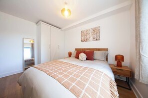 2 bedrooms, iron/ironing board, internet, bed sheets