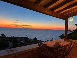 Villa, 2 Schlafzimmer, eigener Pool, Gartenblick | Speisen im Freien
