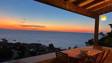 Villa, 2 Schlafzimmer, eigener Pool, Gartenblick | Speisen im Freien