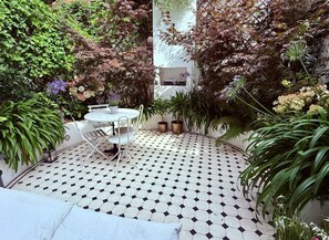 Outdoor dining - Luxuriously Curated 4BD Home, Stoke Newington (Greater London)