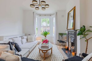 TV - Luxuriously Curated 4BD Home, Stoke Newington (Greater London)