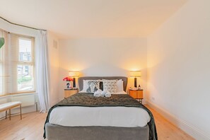 4 bedrooms, iron/ironing board, internet, bed sheets