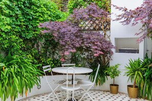 Outdoor dining - Luxuriously Curated 4BD Home, Stoke Newington (Greater London)