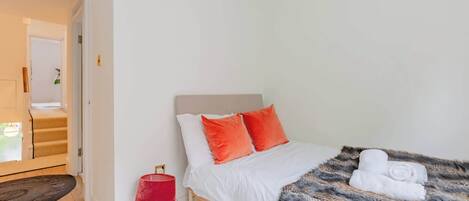 4 間睡房、熨斗/熨衫板、上網、床單