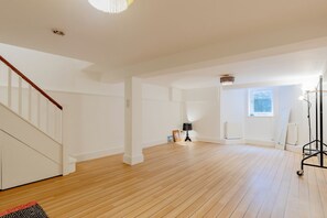 Interior - Luxuriously Curated 4BD Home, Stoke Newington (Greater London)