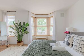 4 slaapkamers, een strijkplank/strijkijzer, internet, beddengoed