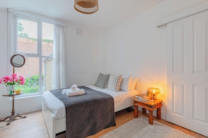 4 bedrooms, iron/ironing board, internet, bed sheets
