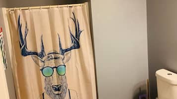 Dusche, HandtĂŒcher, Seife, Toilettenpapier