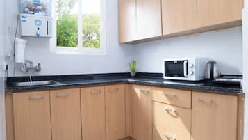 Estudio, vistas a la ciudad | Cocina privada | Frigorífico, microondas, horno y lavavajillas