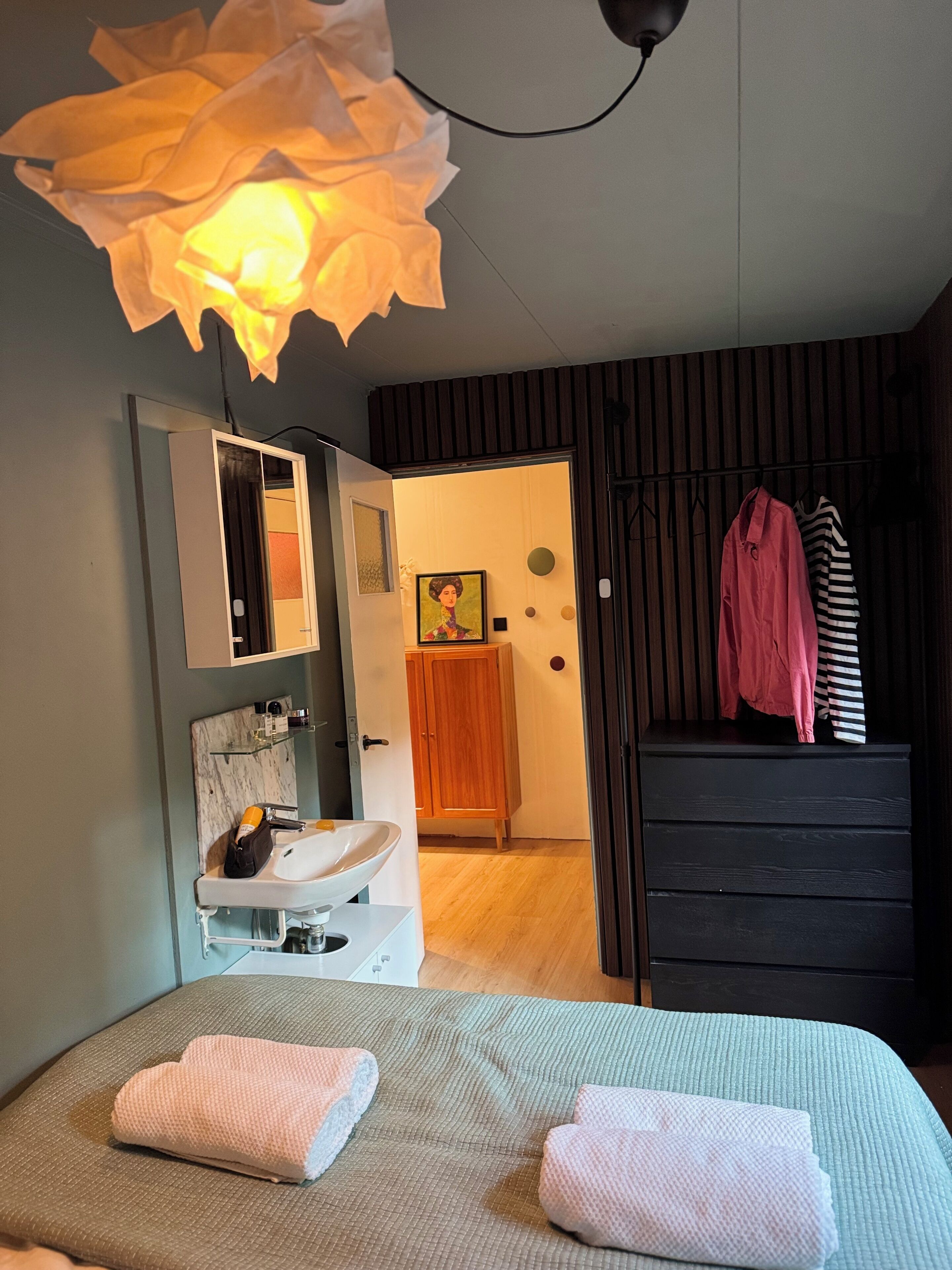 1 slaapkamer, een strijkplank/strijkijzer, wifi, beddengoed