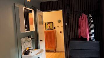 1 slaapkamer, een strijkplank/strijkijzer, wifi, beddengoed